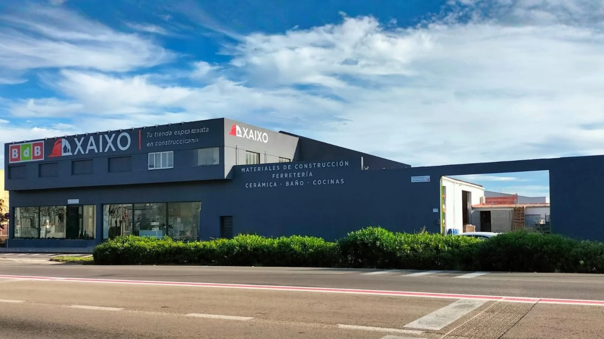 Fachada del showroom de Xaixo Home en Gandia